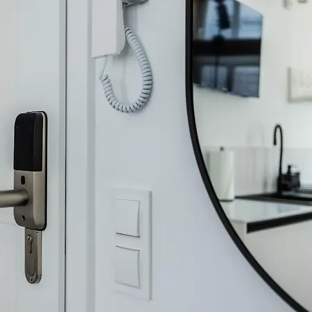 Nowoczesne I Stylowe Studia Very Berry W Poznaniu By Renters Poznan