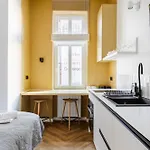Nowoczesne I Stylowe Studia Very Berry W Poznaniu By Renters Apartment