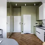 Nowoczesne I Stylowe Studia Very Berry W Poznaniu By Renters Apartment