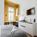 Nowoczesne I Stylowe Studia Very Berry W Poznaniu By Renters Apartment Poznan