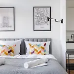 Nowoczesne I Stylowe Studia Very Berry W Poznaniu By Renters