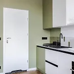 Nowoczesne I Stylowe Studia Very Berry W Poznaniu By Renters * Poznan
