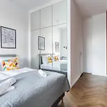 Nowoczesne I Stylowe Studia Very Berry W Poznaniu By Renters Apartment