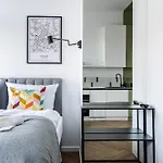 Nowoczesne I Stylowe Studia Very Berry W Poznaniu By Renters Apartment Poznan