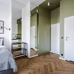 Nowoczesne I Stylowe Studia Very Berry W Poznaniu By Renters Apartment *