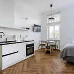 Nowoczesne I Stylowe Studia Very Berry W Poznaniu By Renters * Poznan