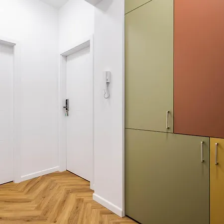 Nowoczesne I Stylowe Studia Very Berry W Poznaniu By Renters Poznań