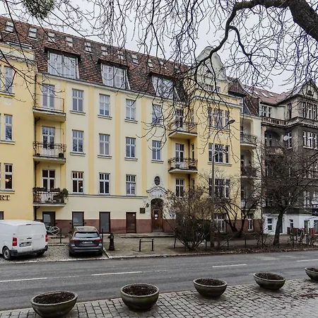 Nowoczesne I Stylowe Studia Very Berry W Poznaniu By Renters Poznań