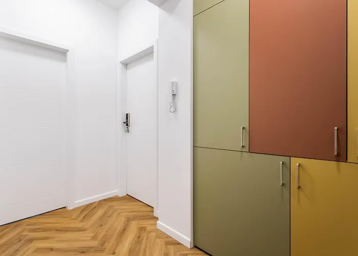 Nowoczesne I Stylowe Studia Very Berry W Poznaniu By Renters ポズナン