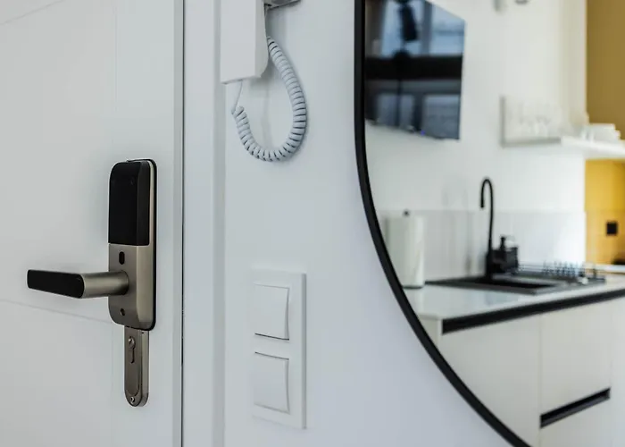 Nowoczesne I Stylowe Studia Very Berry W Poznaniu By Renters ポズナン