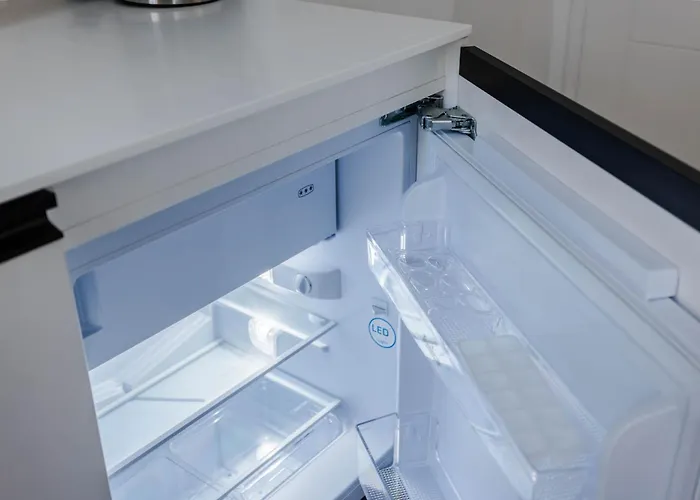 Nowoczesne I Stylowe Studia Very Berry W Poznaniu By Renters アパート