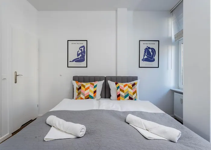 Nowoczesne I Stylowe Studia Very Berry W Poznaniu By Renters * ポズナン