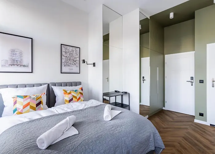 Nowoczesne I Stylowe Studia Very Berry W Poznaniu By Renters * ポズナン