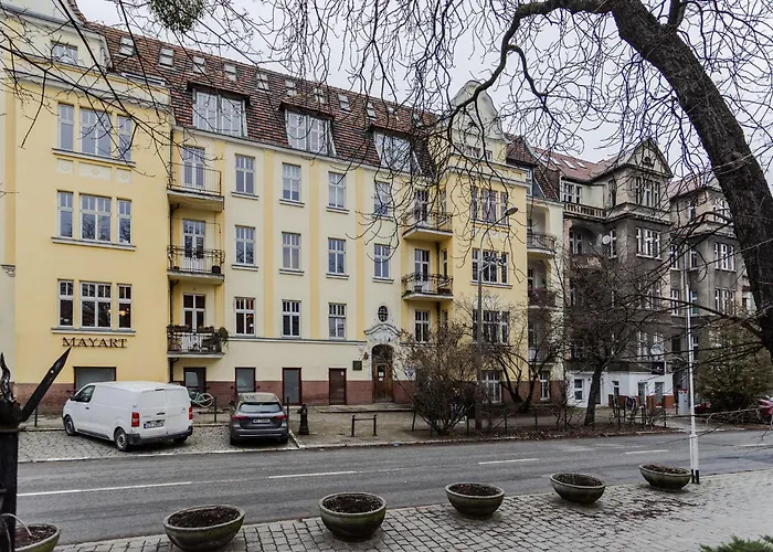 Nowoczesne I Stylowe Studia Very Berry W Poznaniu By Renters ポズナン